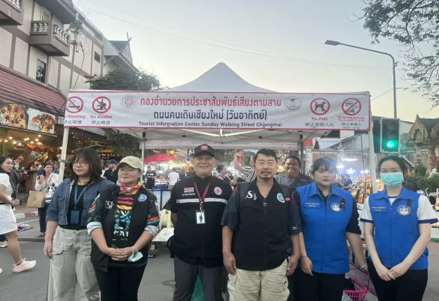 ออกตรวจและอำนวยความสะดวกช่วยเหลือนักท่องเที่ยว ในพื้นที่ถนนคนเดินท่าแพ บริเวณจุดบริการเสียงตามสาย สี่แยกกลางเวียง