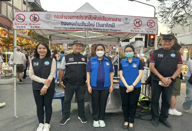 ออกตรวจและอำนวยความสะดวกช่วยเหลือนักท่องเที่ยว ในพื้นที่ถนนคนเดินท่าแพ บริเวณจุดบริการเสียงตามสาย สี่แยกกลางเวียง