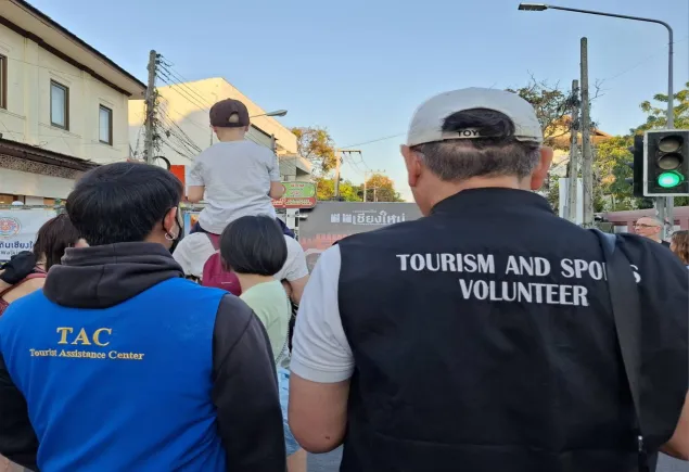 ออกตรวจและอำนวยความสะดวกช่วยเหลือนักท่องเที่ยว ในพื้นที่ถนนคนเดินท่าแพ บริเวณจุดบริการเสียงตามสาย สี่แยกกลางเวียง