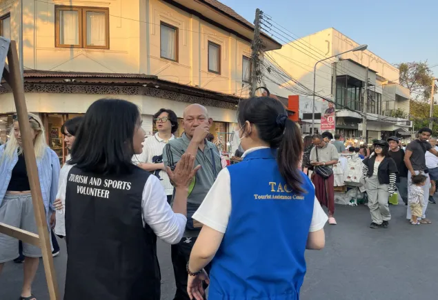 ออกตรวจและอำนวยความสะดวกช่วยเหลือนักท่องเที่ยว ในพื้นที่ถนนคนเดินท่าแพ บริเวณจุดบริการเสียงตามสาย สี่แยกกลางเวียง