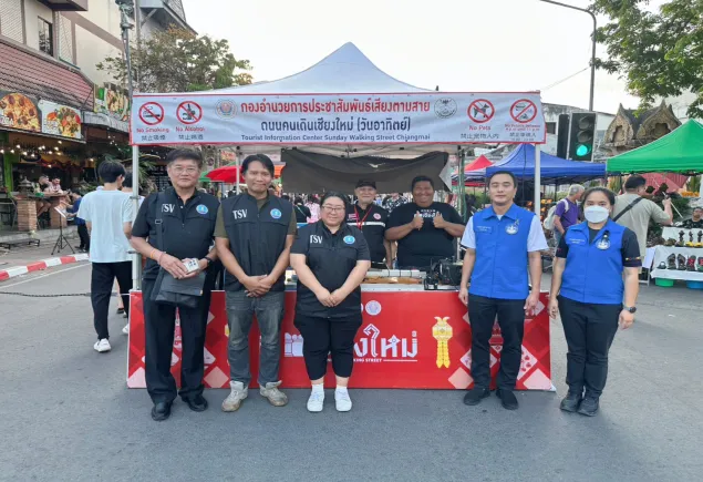 ออกตรวจและอำนวยความสะดวกช่วยเหลือนักท่องเที่ยว ในพื้นที่ถนนคนเดินท่าแพ บริเวณจุดบริการเสียงตามสาย สี่แยกกลางเวียง