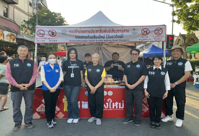 ออกตรวจและอำนวยความสะดวกช่วยเหลือนักท่องเที่ยว ในพื้นที่ถนนคนเดินท่าแพ บริเวณจุดบริการเสียงตามสาย สี่แยกกลางเวียง