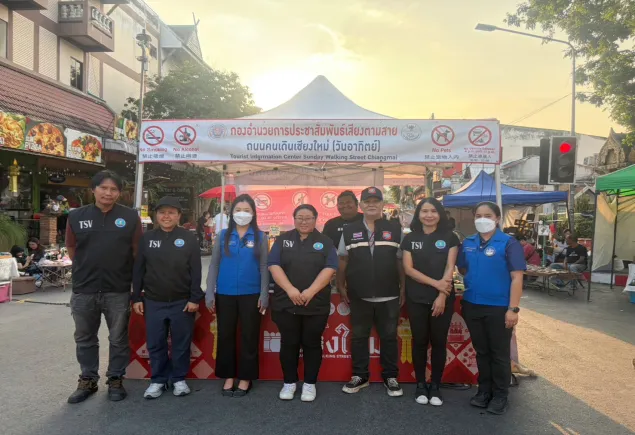ออกตรวจและอำนวยความสะดวกช่วยเหลือนักท่องเที่ยว ในพื้นที่ถนนคนเดินท่าแพ บริเวณจุดบริการเสียงตามสาย สี่แยกกลางเวียง
