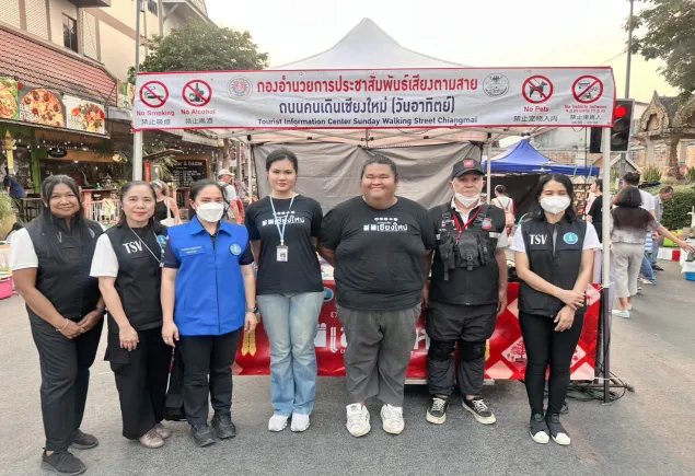ออกตรวจและอำนวยความสะดวกช่วยเหลือนักท่องเที่ยว ในพื้นที่ถนนคนเดินท่าแพ บริเวณจุดบริการเสียงตามสาย สี่แยกกลางเวียง