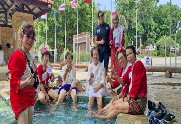 ลงพื้นที่แหล่งท่องเที่ยวน้ำพุร้อนโป่งพระบาท จังหวัดเชียงราย โดย อสทก.เชียงราย ได้อำนวยความสะดวกและให้ข้อมูลการท่องเที่ยวปลอดภัย ในพื้นที่ให้แก่นักท่องเที่ยว