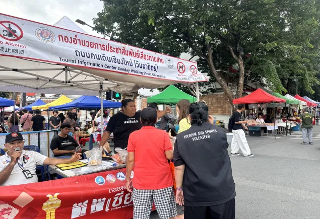 ออกตรวจและอำนวยความสะดวกช่วยเหลือนักท่องเที่ยว ในพื้นที่ถนนคนเดินท่าแพ บริเวณจุดบริการเสียงตามสาย สี่แยกกลางเวียง