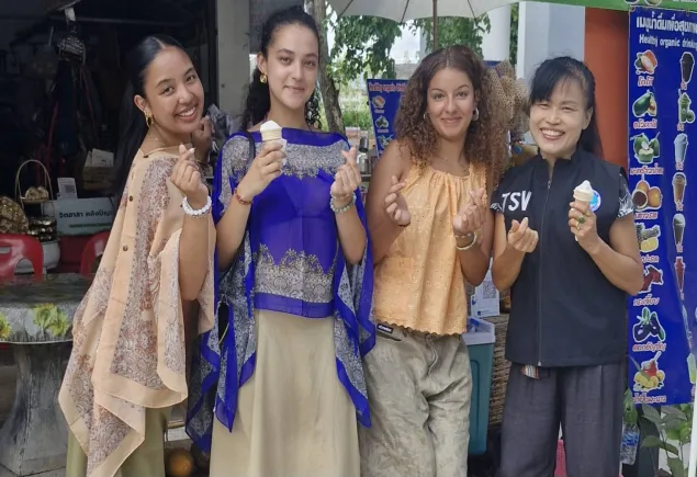 อาสาพาคณะนักท่องเที่ยวชาวต่างชาติสัญชาติอังกฤษ ท่องเที่ยวเชิงสุขภาพเที่ยวชมบ่อน้ำพุร้อน