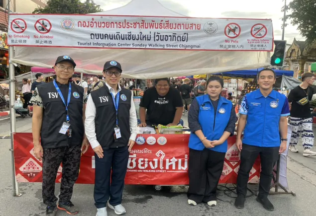 ออกตรวจและอำนวยความสะดวกช่วยเหลือนักท่องเที่ยว ในพื้นที่ถนนคนเดินท่าแพ บริเวณจุดบริการเสียงตามสาย สี่แยกกลางเวียง