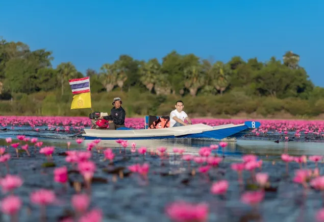 ชวนไปสัมผัสโลกสีชมพูที่ “ทะเลบัวแดง” จังหวัดอุดรธานี 🪷💗